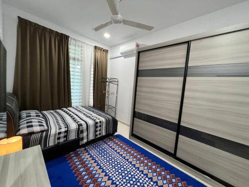 Postel nebo postele na pokoji v ubytování Homestay Kemaman Fyna06