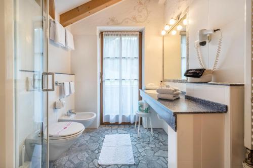 bagno con servizi igienici e lavandino di Haus zur Vogelweide App 6 a Dobbiaco