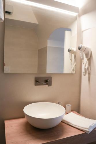 a bathroom with a white bowl sink and a mirror at Dimora dei Celestini in Manfredonia