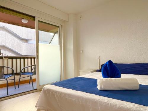 ein Schlafzimmer mit einem Bett und einem Balkon in der Unterkunft Guest House Leo in Alicante