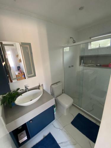 Casa com 4 quartos e 3 suítes no condomínio ferradura. في بوزيوس: حمام مع حوض ومرحاض ودش
