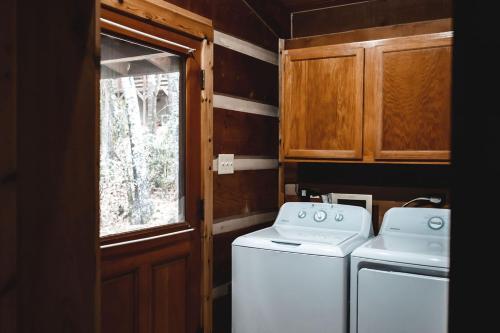 Ванная комната в Mountain Laurel Cabin at 36 North - Fireplace