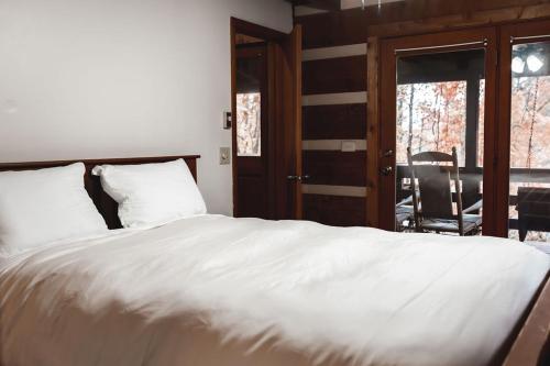 Кровать или кровати в номере Mountain Laurel Cabin at 36 North - Fireplace