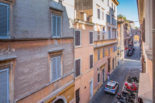 Spacious with sunny Terrace near Vatican
