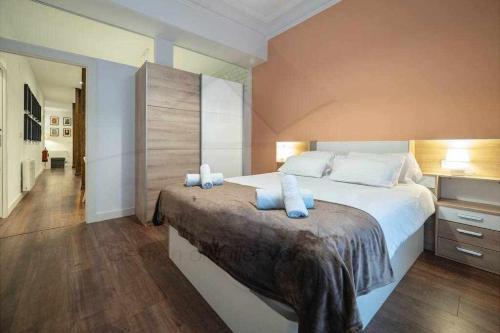 una camera da letto con un grande letto con due cuscini di Lavaderu Apartamento a Gijón