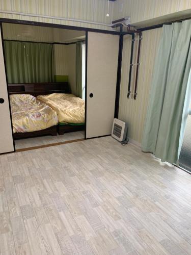 - une chambre avec un lit et une télévision dans l'établissement 山下ホテル308, à Kurosakimachi