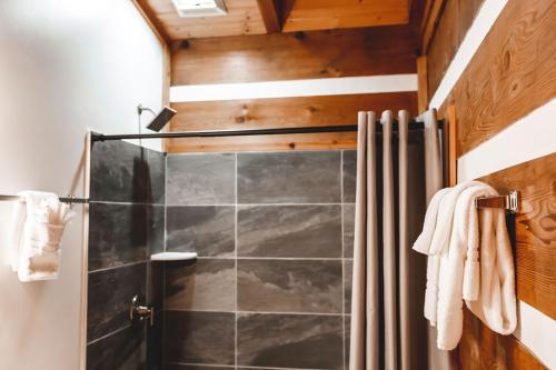 W łazience znajduje się prysznic z zasłoną prysznicową. w obiekcie Wolf Creek Cabin at 36 North - Hot Tub w mieście Purlear