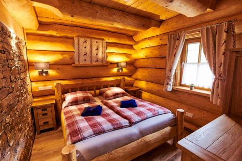a bedroom with a bed in a log cabin at EifelBlockHaus in Rieden