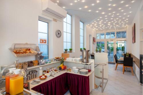 eine Küche mit einem Tisch mit Essen drauf in der Unterkunft Relax Hotel & SPA Stuttgart in Stuttgart