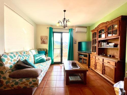 Χώρος καθιστικού στο Apartamentos Axarquia , Frigiliana, terraza privada con vistas a la montaña rio y al mar