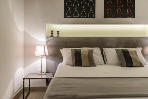 una camera con un letto e una lampada su un tavolo di Le Mummarelle Apartments a Napoli