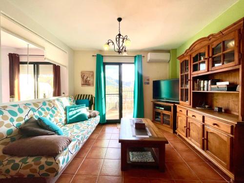 Χώρος καθιστικού στο Apartamentos Axarquia , Frigiliana, terraza privada con vistas a la montaña rio y al mar