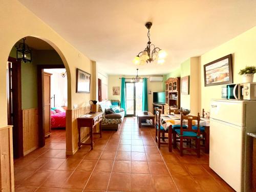 Ένα ή περισσότερα κρεβάτια σε δωμάτιο στο Apartamentos Axarquia , Frigiliana, terraza privada con vistas a la montaña rio y al mar