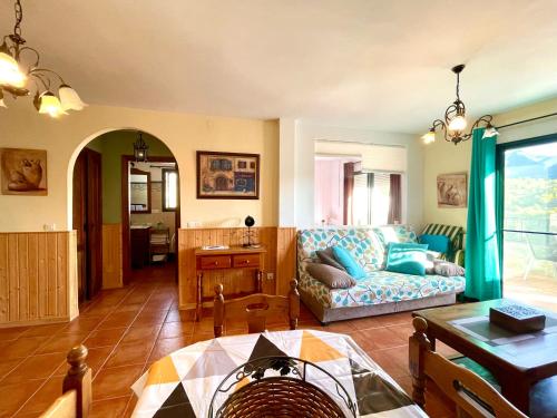 Χώρος καθιστικού στο Apartamentos Axarquia , Frigiliana, terraza privada con vistas a la montaña rio y al mar