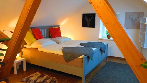 um quarto com uma cama com almofadas coloridas em Ferienhaus Gute Laune em Lichtenhagen