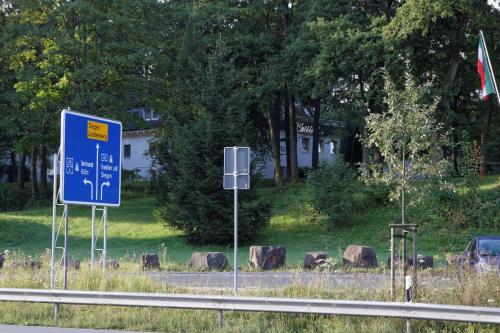 a blue sign on the side of a road at Waldhotel Wilhelmshöhe in Freudenberg