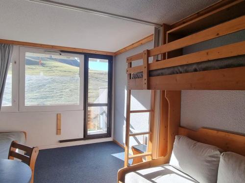 - une chambre avec des lits superposés, un bureau et une fenêtre dans l'établissement Studio lumineux divisible - Pied des pistes - Balcon exposé sud - FR-1-181-2608, à Aime La Plagne