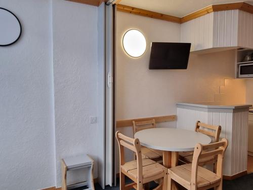 une petite cuisine avec une table et deux chaises dans l'établissement Studio Divisible Ski aux Pieds avec Balcon à Aime 2000 - FR-1-181-2619, à Aime La Plagne