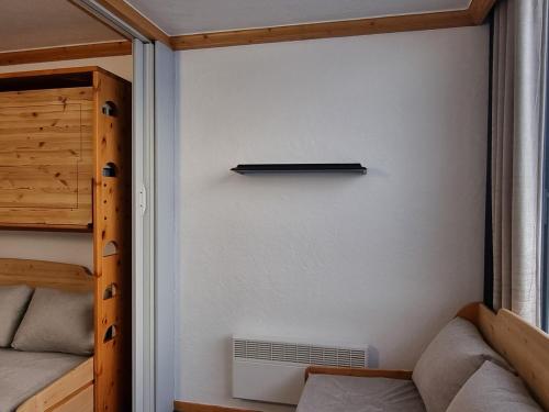 une chambre avec deux lits superposés et une fenêtre dans l'établissement Studio Divisible Ski aux Pieds avec Balcon à Aime 2000 - FR-1-181-2619, à Aime La Plagne