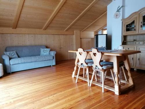 a living room with a wooden table and chairs at Casa Heidi in Pieve di Cadore