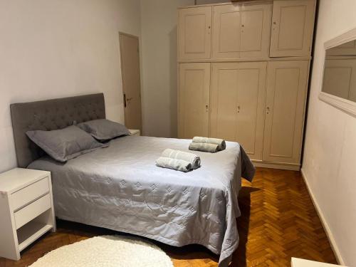 1 dormitorio con 1 cama con 2 toallas en Depto ubicado en Recoleta en Buenos Aires