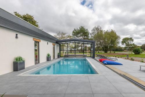 une piscine dans l'arrière-cour d'une maison dans l'établissement Parenthèse en Brocéliande, à Paimpont