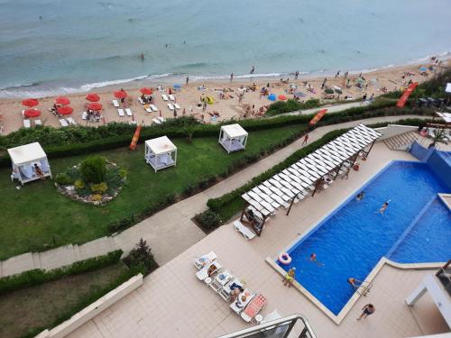 an overhead view of a swimming pool and a beach at Byala Vista Cliff Apartments in Byala