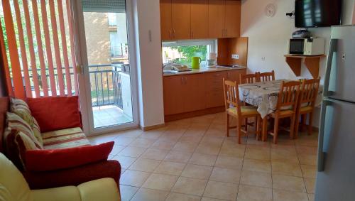 Kuchyňa alebo kuchynka v ubytovaní Mandy apartman Siófok