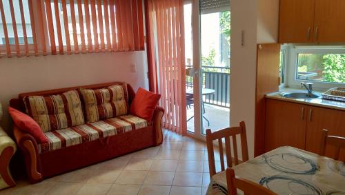 Kuchyňa alebo kuchynka v ubytovaní Mandy apartman Siófok
