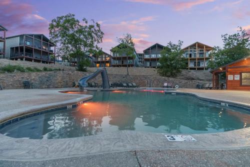 ein Schwimmbad mit einer Rutsche in der Mitte in der Unterkunft Table Rock Resorts at Indian Point in Branson