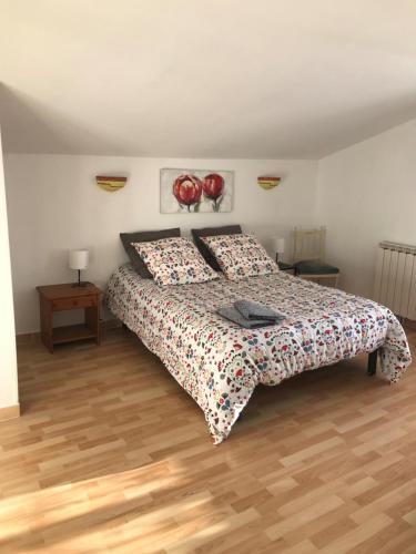 Schlafzimmer mit einem Bett und Holzboden in der Unterkunft GITE DE LA FONTAINE 