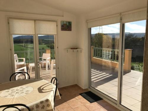 Un balcón o terraza de GITE DE LA FONTAINE