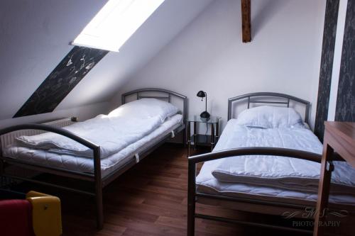 2 Betten in einem Zimmer mit Dachgeschoss in der Unterkunft Gruppenhaus bis 14 Personen im Südharz in Bad Sachsa