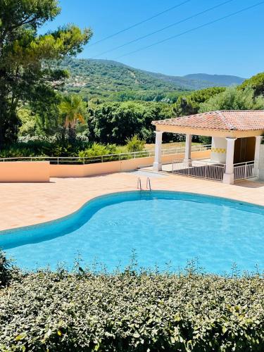 une grande piscine bleue avec un gazebo dans l'établissement Appartement Domaine Sainte Maxime Park, à Sainte-Maxime