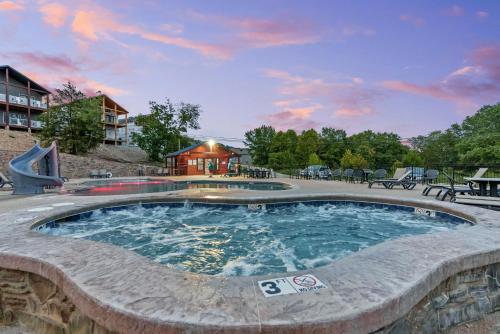 a large plunge pool in the middle of a resort at Table Rock Resorts at Indian Point in Branson