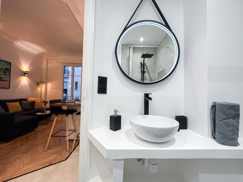 une salle de bain avec un lavabo et un miroir sur un mur dans l'établissement CLEMENCEAU - Appartement Central, Calme, Cosy, Moderne, à Nice