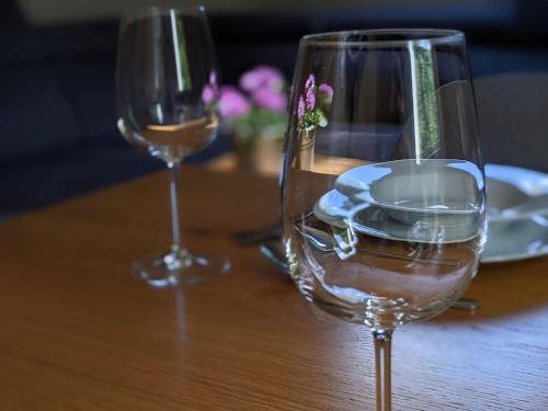 dois copos de vinho em cima de uma mesa de madeira em Schmugglernest em Monschau