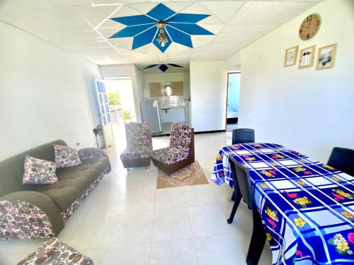 a living room with a couch and a table at La Morena Hospedaje in Acacías