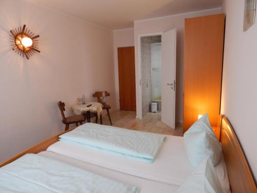 Hotel Jägersruh في مونشاو: غرفة نوم بسرير وطاولة وغرفة