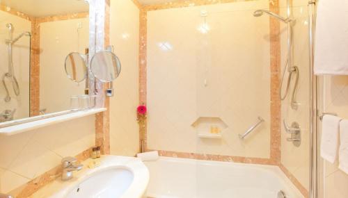 Koupelna v ubytování SANA Rex Hotel