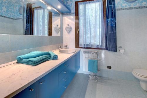 a bathroom with a sink and a toilet and a mirror at Ampia vista sul lago di Como in Bellano