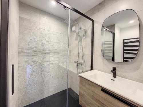 une salle de bain avec une douche, un lavabo et un miroir dans l'établissement GREEN MARMOTTES 1 - Saint Jean D Aulps pied des pistes, à Saint-Jean-dʼAulps