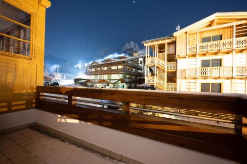 Aussicht von einem Balkon aus in der Nacht in der Unterkunft Cesa Meida 2A in Pozza di Fassa