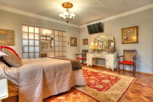 1 dormitorio con cama y espejo en Oak View Manor, en Heidelberg