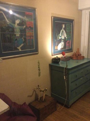 - une chambre avec une commode et des peintures murales dans l'établissement Evelyns private nostalgic rooms, à Strasbourg