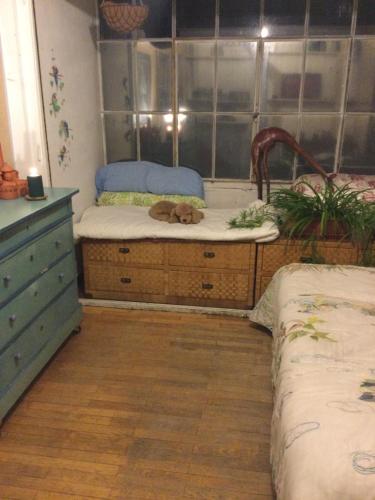 - une chambre avec 2 lits et un miroir dans l'établissement Private rooms in calm district close to center, à Strasbourg