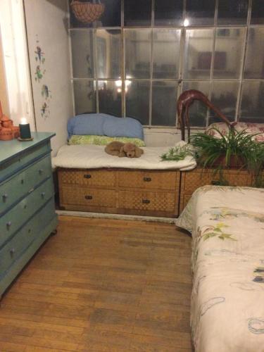 une chambre avec deux lits et un miroir dans l'établissement Evelyns private nostalgic rooms, à Strasbourg