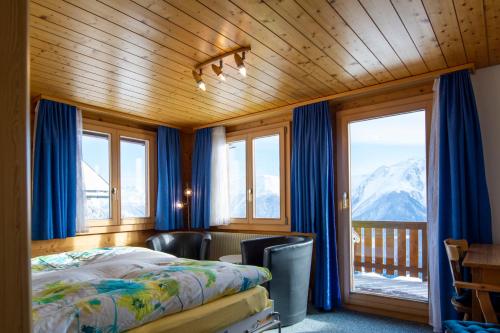 um quarto com uma cama e vista para uma montanha em Chalet Weisshorn 5 em Bettmeralp