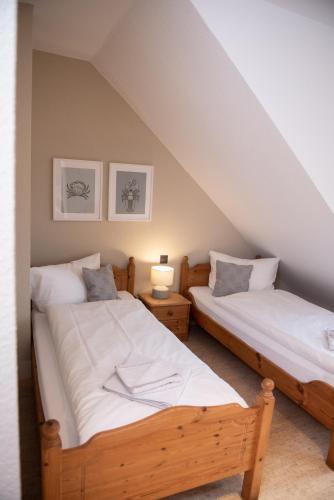 two twin beds in a room with a attic at Das Anni's in Wangerland