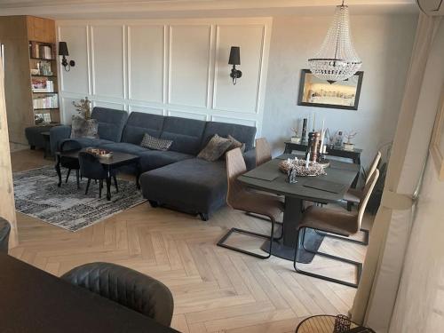 una sala de estar con un sofá y una mesa en Luxury penthouse with Kosice view, en Košice